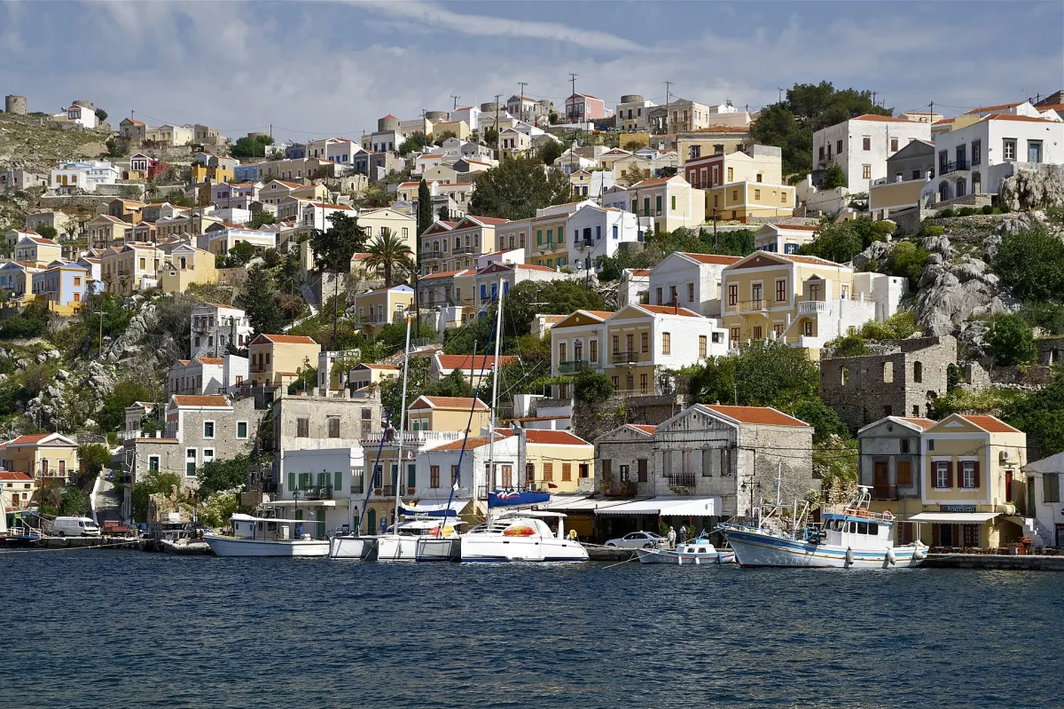 Neoklasycystyczne domy w pastelowych kolorach nad portem Symi