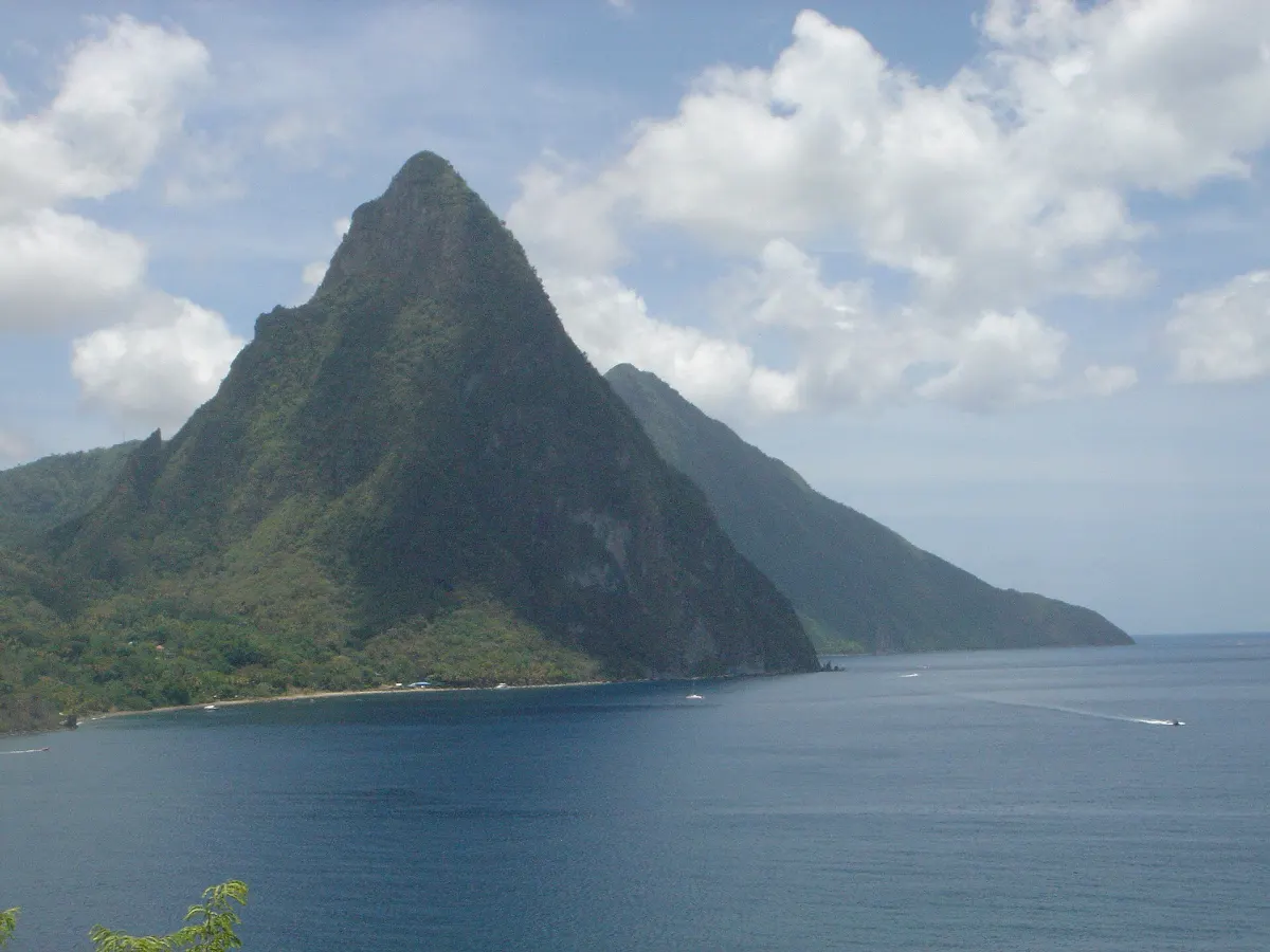 Wulkaniczny stożek Pitonu nad zatoką w Soufrière na Saint Lucii