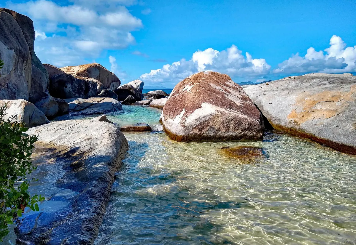 The Baths na Virgin Gordzie: wielkie granitowe głazy w płytkiej turkusowej wodzie