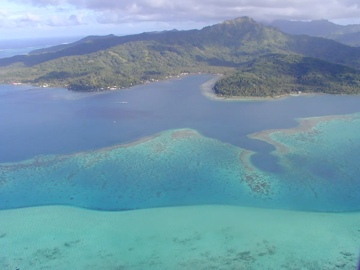 Laguna między wyspami Raiatea i Taha’a widziana z powietrza