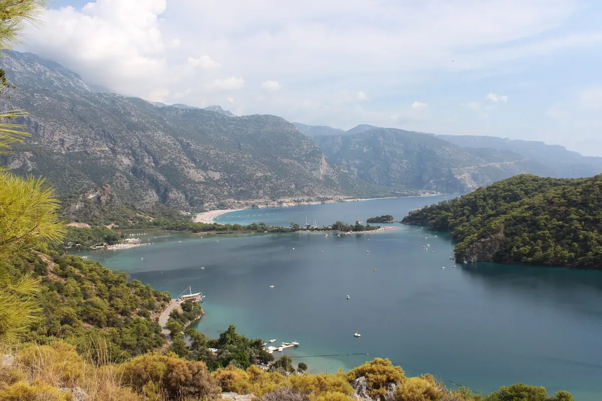 Laguna Ölüdeniz otoczona sosnowymi wzgórzami, w tle góry