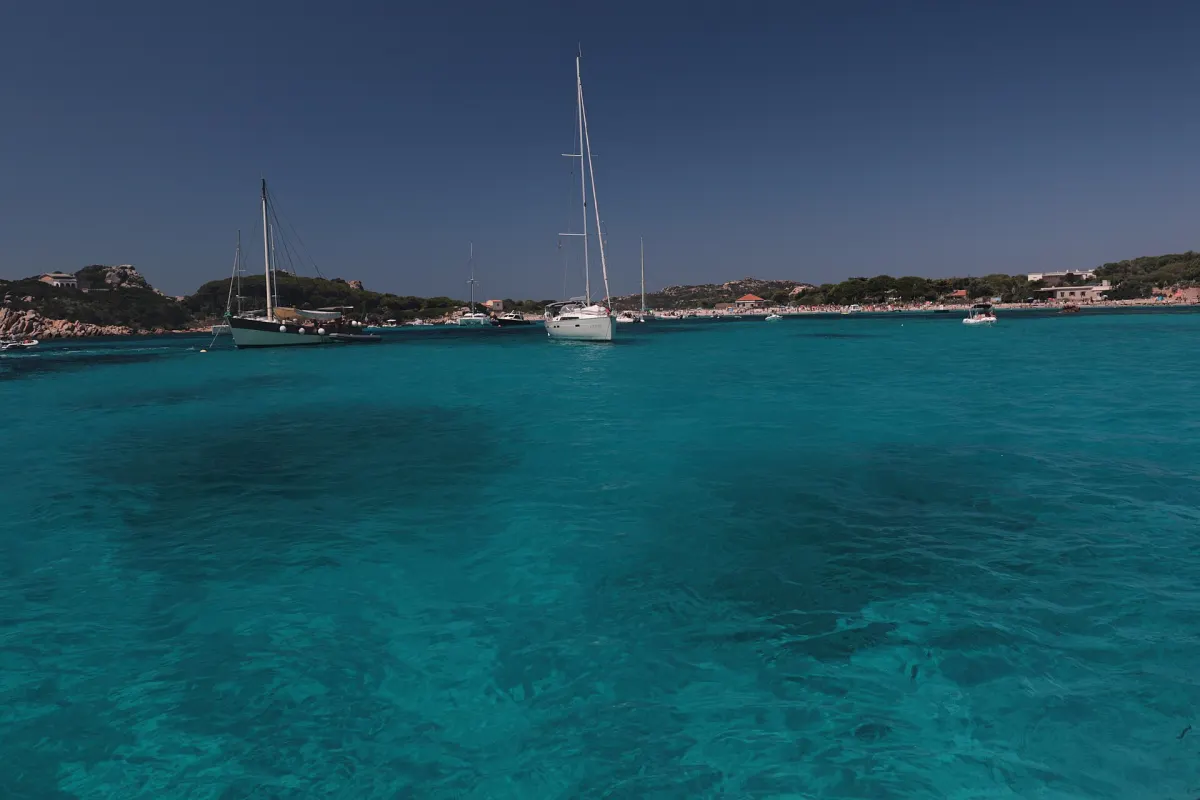 Jachty na kotwicy w turkusowej wodzie Archipelagu La Maddalena