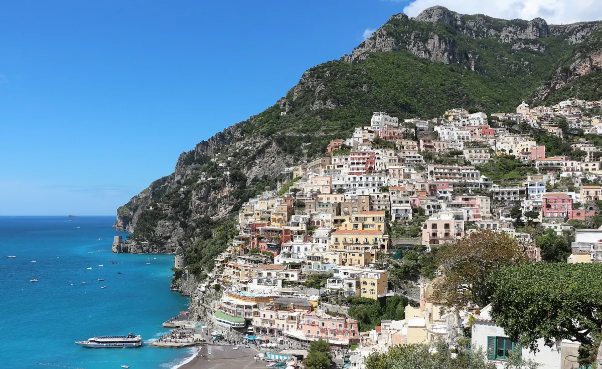 Positano: pastelowe domy na stromym zboczu nad zatoką