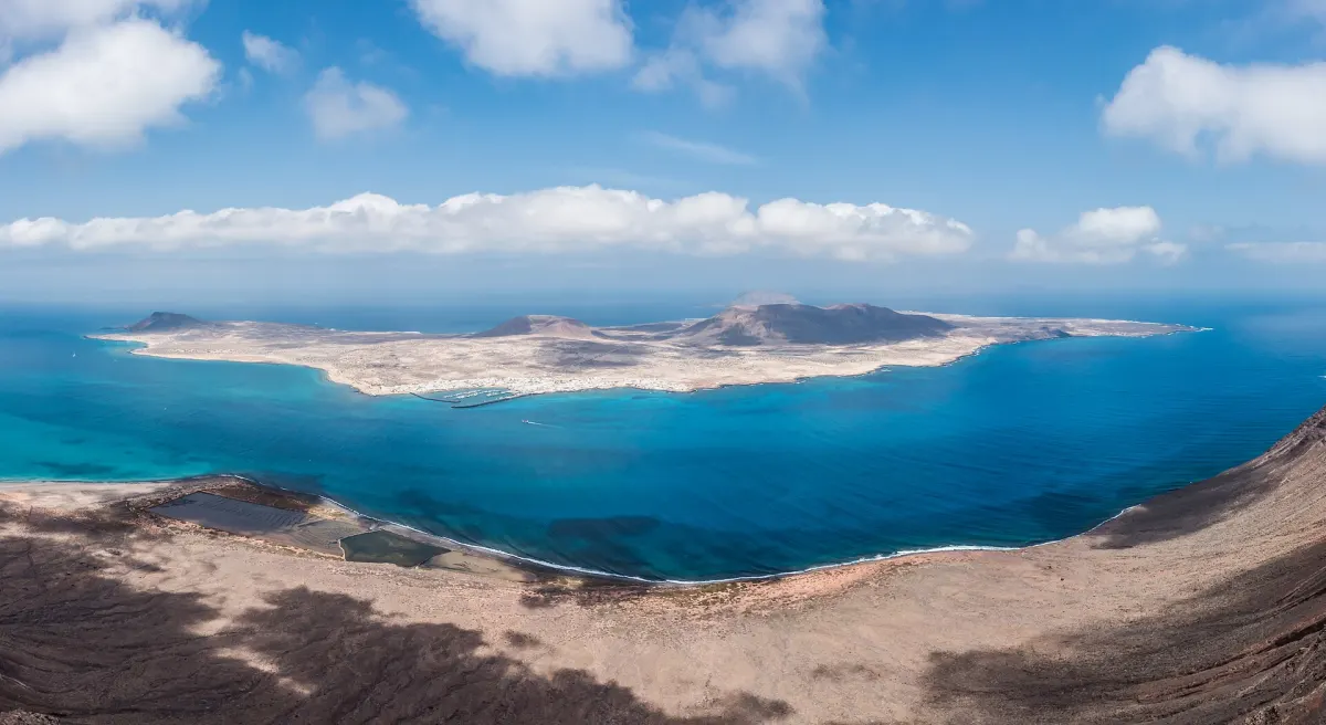 Wyspa La Graciosa widziana z klifu Mirador del Río na Lanzarote